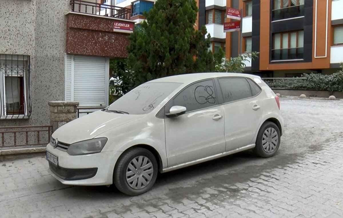 <br>"HASTANEYE GİTMEK ZORUNDA KALACAĞIM NEFES ALAMIYORUM"<br>Servet Soydan, "Altyapı çalışması yapıldı. Çalışma 2 günde bitti ama 20 gündür yol yapılmadı. Camı kapıyı açamıyorum. Benim sol akciğerim yok, eşim KOAH hastası ve şu anda nefes alamıyoruz. Camları açamıyoruz, çamaşır asamıyoruz. Burada ne yapacağız bilmiyorum. Bakırköy İstanbul'un en lüks semti bir bakıma ama şu hale bakın. Böyle giderse 2 gün sonra hastaneye gitmek zorunda kalacağım. Nefes alamıyorum artık" şeklinde konuştu.  