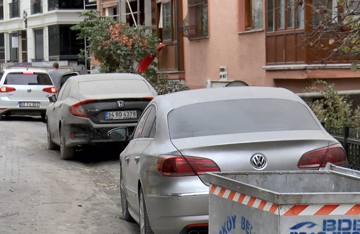 "ARABANIN ÜZERİNDEKİ TOZUN AYNISINI BİZ DE SOLUYORUZ"<br>Mahalle sakini Kadir Geyik, "Arabanın üzerindeki toza bak, aynısını biz de soluyoruz. O toz nereye gidiyor? Her gün kapının önündeki malzemeleri temizliyorum, her gün. Buraya su borusunu döşediler sonra da çekip gittiler. Daha da kimse gelmedi" dedi.<br>