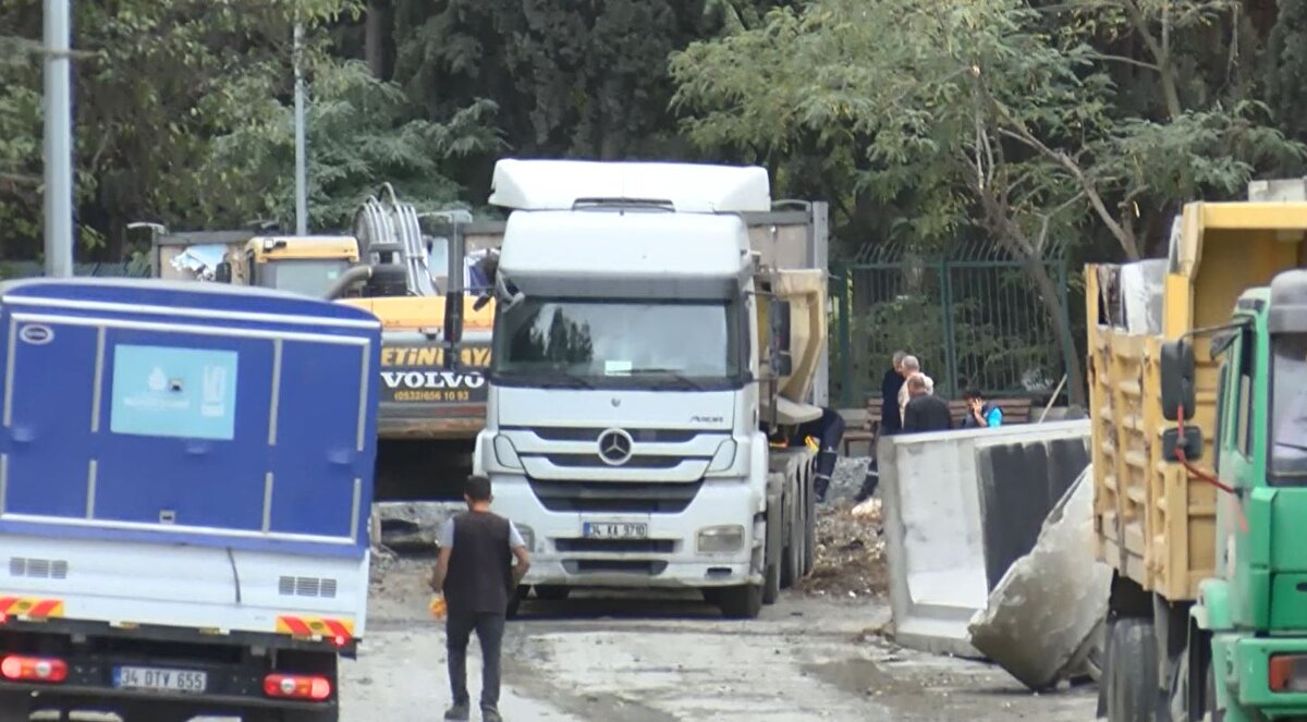 İstanbul Su ve Kanalizasyon İdaresi(İSKİ) Bakırköy Zuhuratbaba Mahallesi'nde bulunan Karabal Deresi'nin ıslahı kapsamında; 10 Ekim 2022 tarihinde çevredeki sokaklarda altyapı çalışması başlattı. Çalışmalar sırasında bazı sokaklarda içme suyu isale hatlarının yerleri değiştirildi. İSKİ ekipleri, sokaklardaki altyapı çalışmasını tamamlarken, parke taşlarının yerleştirilmesi ve asfaltlama çalışmaları ileri bir tarihe bırakıldı. Hal böyle olunca da çalışma yapılan 3 sokağın yolları açıkta kaldı. Evler, araçlar ve bahçeler toza büründü. Evlerin camları, bahçelerdeki bitkiler ve sokakta park edilen araçlar ise tanınmaz hale geldi. Apartman görevlileri, apartman sakinleri gün aşırı evlerindeki, korkuluklarındaki ve camlarındaki tozları sildiklerini dile getirdi. Çalışma yapılan sokaklarda oturanların tozla mücadelesi kameraya yansıdı. İSKİ tarafından yapılan açıklamada, bu hafta içinde yol çalışmalarının tamamlanacağı bildirildi. 