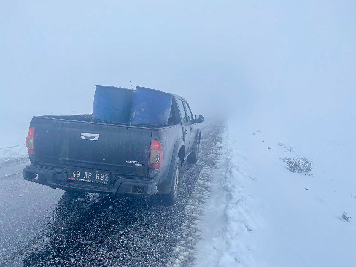 Mevsimin ilk karla mücadele çalışmasına başladıklarını söyleyen iş makinesi operatörü Mustafa Özcan, "Mevsimin ilk karı kentimize yağdı. Muş İl Özel İdaresi ekipleri olarak, 2 bin 500 rakımlı Üçevler Grup köy yolunu açmaktayız. Köy ve mezralara ulaşım sağlamaktayız. Zorlu kar mücadelemiz devam ediyor. Bu şekilde de devam edecektir" dedi.