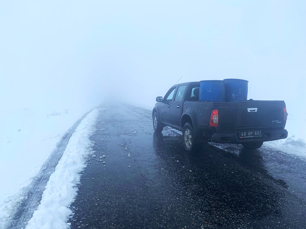 Çavuştepe mevkisine giden il özel idaresi ekipleri, 15 santimetreye ulaşan karı temizlemek için yoğun mesai harcadı. Bölgede etkili olan fırtına, tipi ve sis nedeniyle görüş mesafesi 10 metreye kadar düşerken, ekipler ilerlemekte zorluk çekti.
