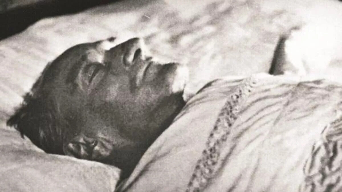 Belgelerin ilk dördünü, Atatürk’ün tedavisi ile meşgul olan doktorların 1938’in 8 Ağustos’u ile vefat tarihi olan aynı senenin 10 Kasım’ı arasında hergün ayrıntılı olarak yazdıkları tıbbî takip kayıtları teşkil ediyor. Matbu birer form olan sayfalara “kaşıntı”, “ayak ve bacak ödemi artmıştır”, “karın gergin”, “iştahsızlık”, “karın daha yumuşak”, “fazla kaşıntı”, “uyku iyi”, “burun kanaması”, “bacak şişleri daha iyi” ve “ödem pek az” şeklinde hastanın günlük vaziyeti yazılmış.<br><br>