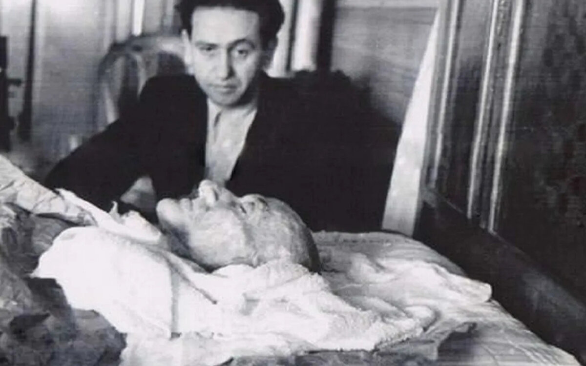 Bu vaziyet 10 Kasım’a kadar devam ediyor. Dördüncü belgedeki “10 İkinci Teşrin”, yani “10 Kasım” sütununda “Saat 9.05’te vefat. Raporlara müracaat” kaydı var...<br><br>27 Ekim 1938 tarihli beşinci belge de hastanın durumunu, yediklerini, yapılan tedaviyi ve o günkü faaliyetlerini gösteriyor. Atatürk, doktorların kaydettiğine göre Başbakan Celal Bayar ile 40 dakika konuşmuş; nutkunu, yani Ankara’da iki gün sonra okunup yayınlanacak olan son Cumhuriyet Bayramı konuşmasını tashih edip kısmen yazdırmış ve 15 dakika yatakta oturmuş.