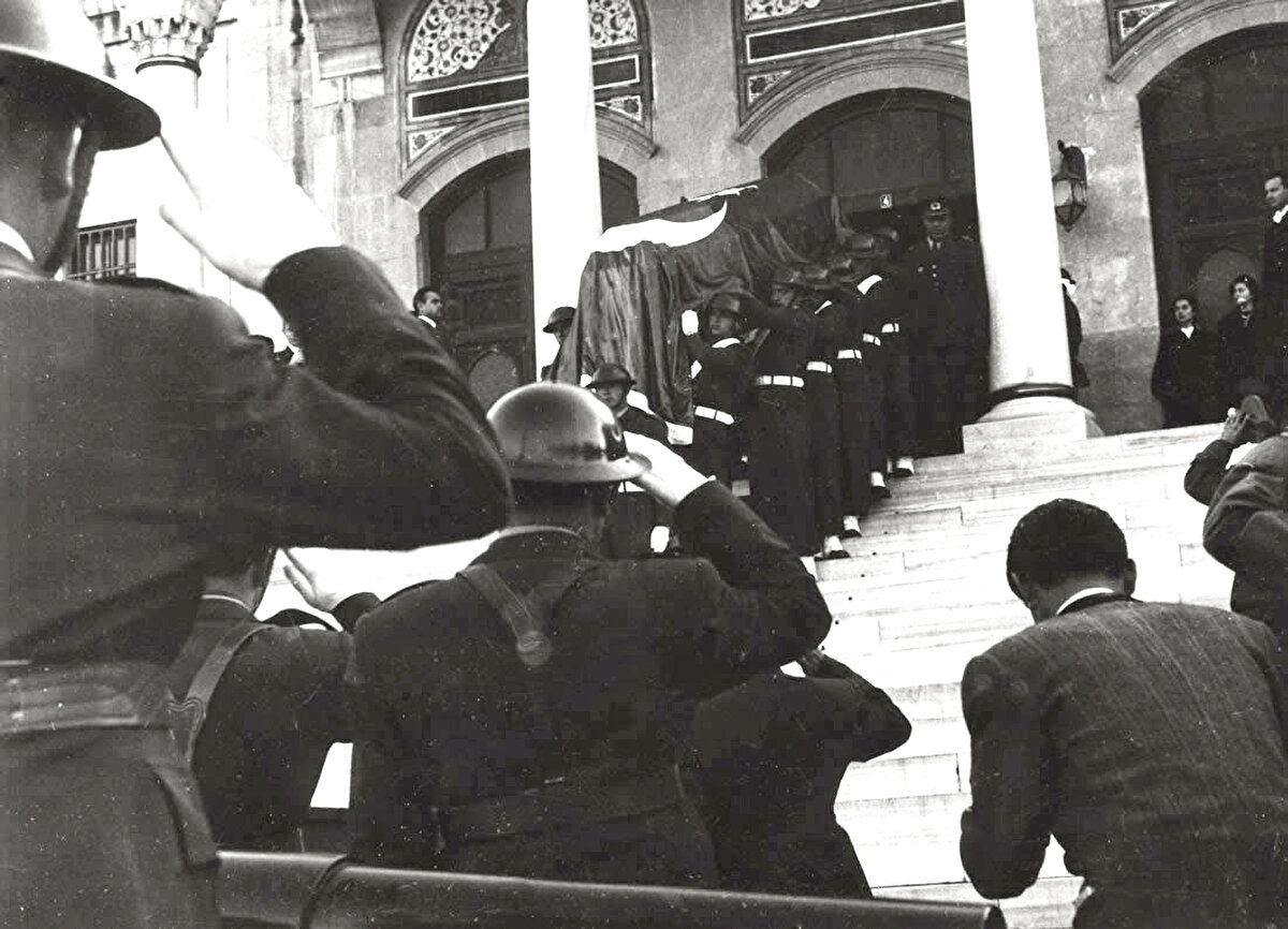 Altı doktorun imzasının bulunduğu son belge ise, Atatürk’ün vefat ettiği günün kayıtları...<br><br>Geceyarısını beş dakika geçeden itibaren yazılan bu notlarda, o günkü tedavinin ayrıntıları ve sabah saat 8.30’da 500 cc serum verildiği, sayfanın altında da dokuzu beş geçe sütünunda “vefat etmişlerdir” kaydı ile doktorların imzaları yeralıyor.<br><br>Bu belgeler Atatürk’ün hastalık günleri ile ilgili evrakın çok az bir kısmıdır ve tekrar söyleyeyim: Arşivlerde, yayınlanmayı bekleyen bu konuda daha dünya kadar evrak vardır.