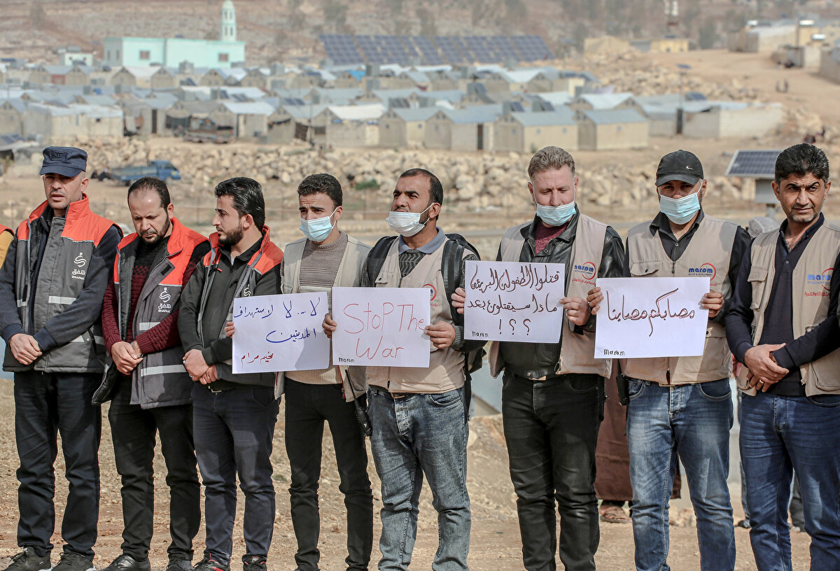 Esed rejimi ve destekçilerinin sivillere yönelik saldırılarına dikkati çekmeyi amaçlayan gösteri, İdlib'in kuzeyinde 6 Kasım'da rejim güçlerince bombalanan Maram Kampı'nda düzenlendi.