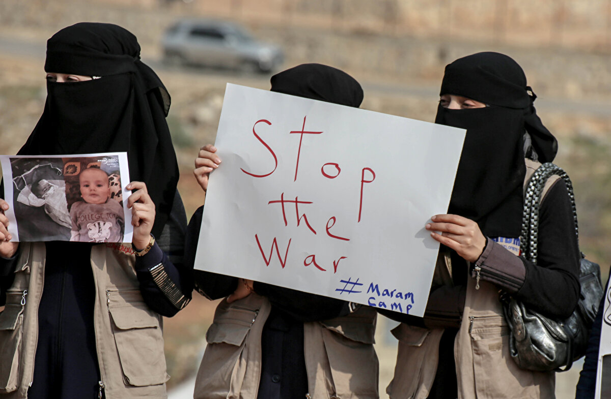 Göstericiler, "Çocuklar ve siviller hedef değiller", "Savaş dursun", "Masum çocukları öldürdünüz, peki sonra kimleri öldüreceksiniz?", "Sivillere saldırılara hayır" ve "Kampın çocukları dünyanın gözü önünde katlediliyor" yazılı Arapça ve İngilizce dövizler taşıdı.