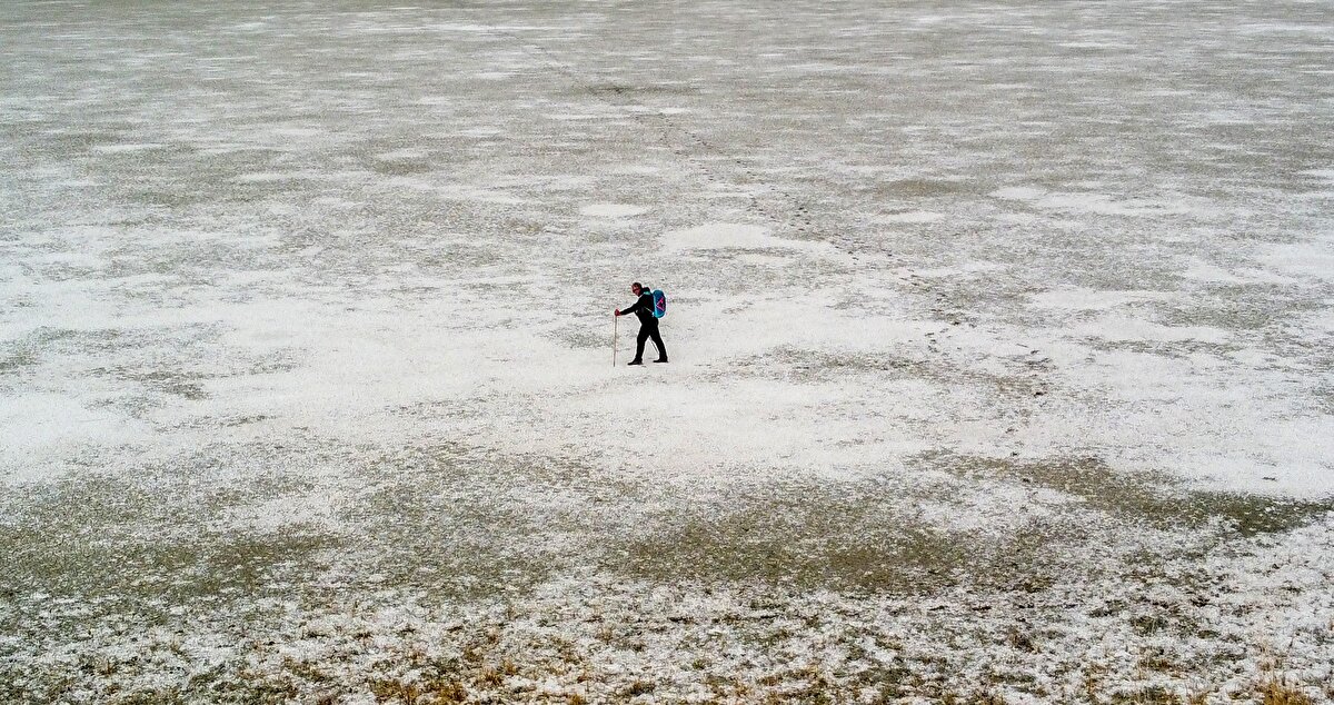 İklim değişikliğinin insan hayatında çok şeyi değiştireceğine dikkat çekilirken  Van Gölü havzasında kontrollü su kullanımına geçilmezse muhtemelen 2030 ve sonrasında önemli sorunlarla karşılaşılacağı belirtildi.<br><br>Buharlaşmanın eylül ayında sona erdiği ve hazirana kadar gerçekleşmediği bilinse de artık kasım ve nisan aylarında da buharlaşmanın gerçekleştiğinin altı çizildi.