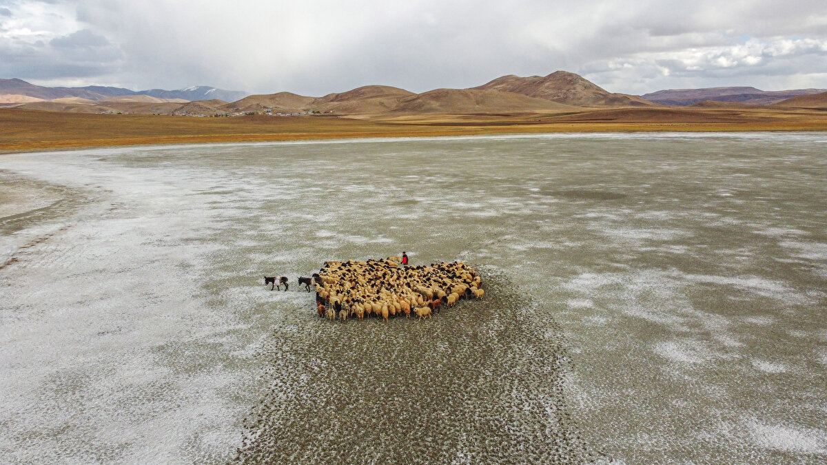 Nisan ve mayıs aylarındaki yağışlar ve karların erimesiyle gölde biriken su, yaz döneminde sıcaklığa bağlı buharlaşınca bölge yeniden çorak araziye dönüştü.<br><br>
