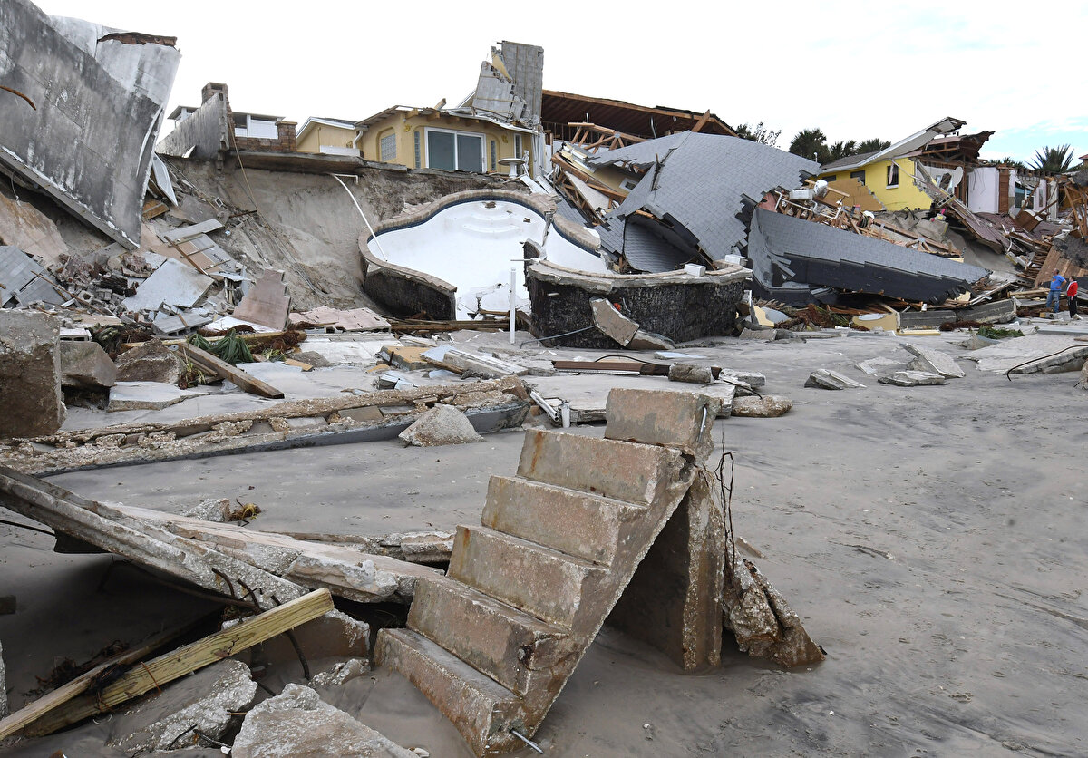 Öte yandan Ulusal Kasırga Merkezi, eyaletin kuzeydoğusuna doğru ilerleyen şiddetli fırtınanın Georgia`dan başlayarak önümüzdeki bir iki gün içinde kuzeyde New York`a uzanan geniş bir alanı etkisi altına alacağı bilgisini paylaştı.<br>