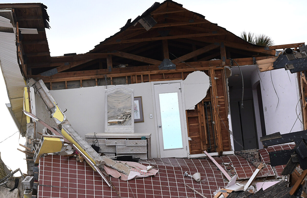 Daha önce sadece 34 ilçede olağanüstü hal ilan eden DeSantis, kasırganın kuzeybatı Florida`daki etkilerinin boyutundan emin olmadıkları için eyaletin tamamını aynı kapsama aldıklarını açıkladı.<br>