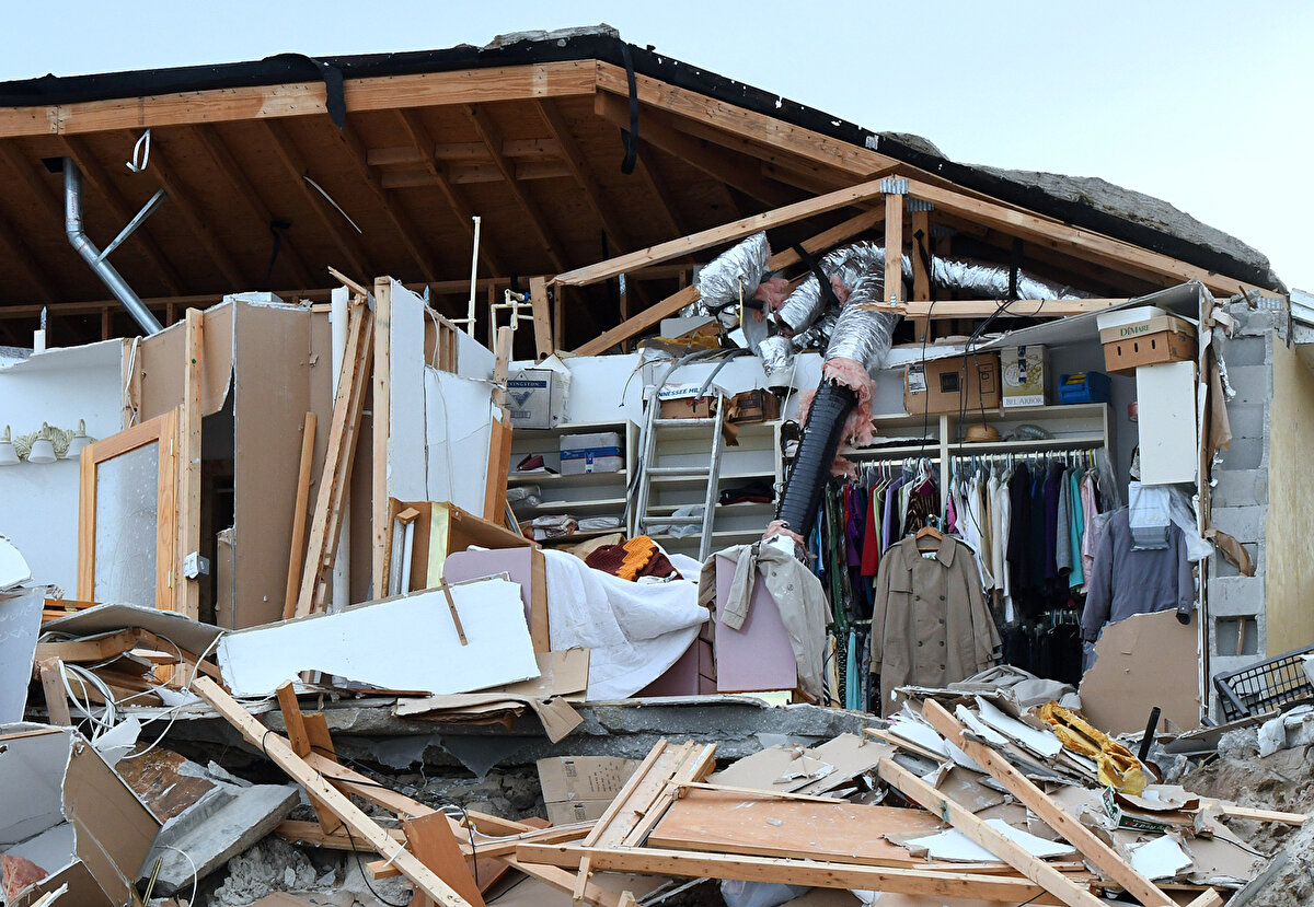 Nicole Kasırgası Florida`ya ulaşırken şiddetini azaltsa da deniz suyunun yükselmesi ve dalgaların güçlenmesi nedeniyle sahil şeridindeki bazı evler, temelleri zarar görerek yıkıldı.<br>