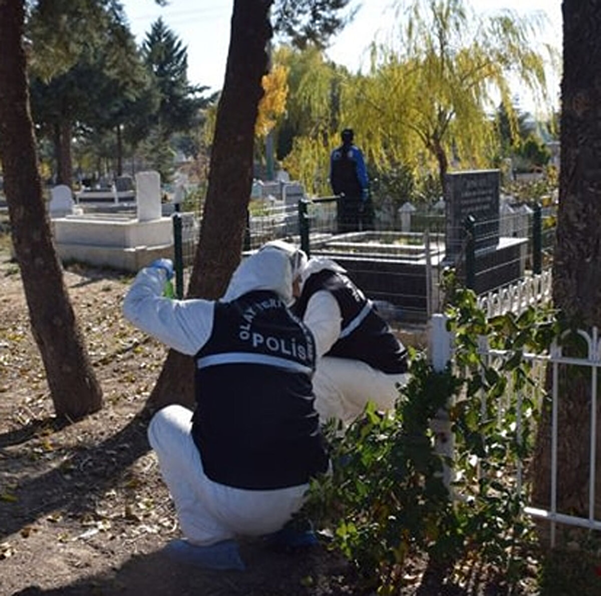  Olay Yeri İnceleme ve Asayiş Şube Müdürlüğü ekipleri, atıklardan parmak izi alıp, kimlik tespiti için harekete geçti. 
