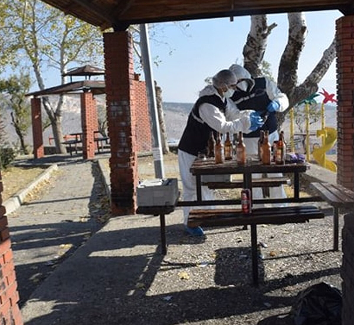 Şişe ve plastik bardak gibi atıklardan alınan parmak izleri, laboratuvar ortamında incelendikten sonra, bu kişilerin kimliği tespit edilecek. 