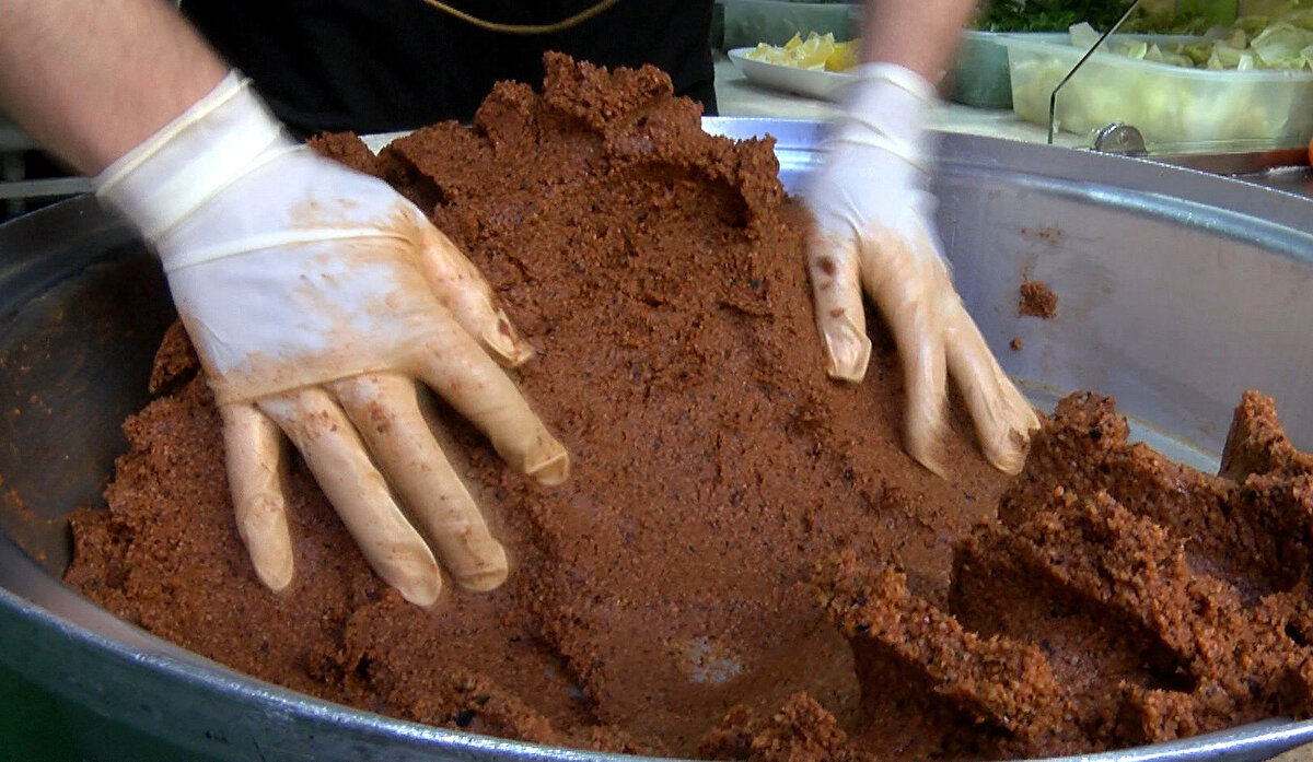 Avrupa Birliği standartlarına uyum amacıyla 2008'de yapılan bir düzenlemeyle içinde et kullanımı yasaklanan çiğ köfte, özellikle Doğu ve Güneydoğu Anadolu bölgelerinde evlerde de genellikle etli olarak yapılıp tüketiliyor.