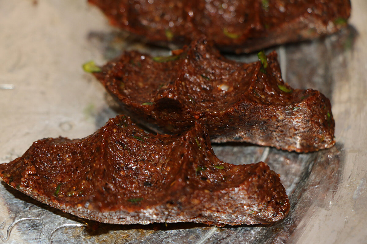 "Gıda incelemeleri uzun yıllar alan çalışmalar gerektiriyor. 2000'li yıllarda başladığım bu çalışma hala ara ara devam ediyor. Bu kapsamda dışarıdan aldığımız örneklerin yanı sıra öğrencilerimle laboratuvar ortamında da çiğ köfte yaptık. Hatta öğrenciler aile bireylerinin yaptığı çiğ köfteleri de getirdiler. 