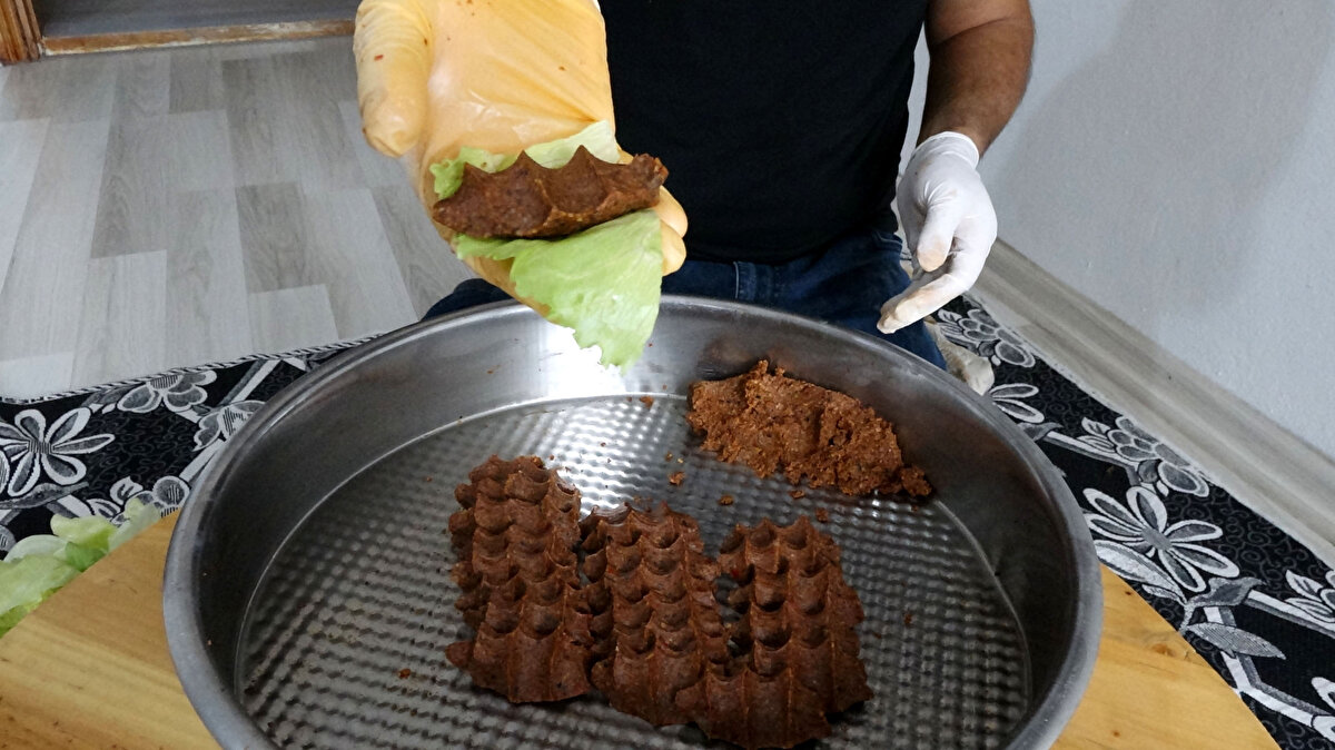 Tüm bu örnekler incelendiğinde, etli olan çiğ köftelerin tamamına yakınında Salmonella bakterisine rastlanırken, etli ve etsiz diğer örneklerde ise kötü hijyen koşullarından kaynaklanan 'E.coli' ve 'E.coli O157:H7' adı verilen bağırsak kökenli bakteriler görüldü. 