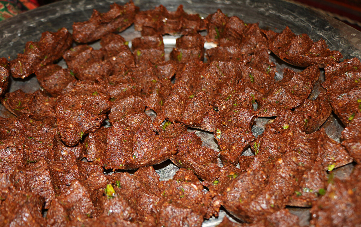 ÇİĞ KÖFTE LABORATUVAR ORTAMINDA İNCELENDİ<br><br>ÇÜ Mühendislik Fakültesi Gıda Mühendisliği Bölümü Öğretim Üyesi Prof. Dr. Işıl Var, öğrencileri ile birlikte laboratuvar ortamında Türkiye'de severek tüketilen çiğ köftenin mikrobiyolojik açıdan insan sağlığı üzerindeki etkisini inceledi. Çalışma kapsamında marketlerden, zincir bayilerden ve restoranlardan alınan çiğ köftelerin yanı sıra öğrenciler, evlerde aile bireylerinin yaptığı örnekleri de laboratuvara getirdi. 