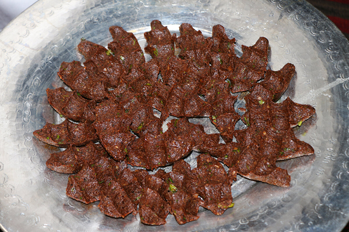 'MÜMKÜNSE ETSİZ TÜKETİN'<br><br>El ile hazırlanan ve ısıl işlem görmeyip pişirilmeden sofralara getirilen geleneksel birçok gıda ürününün sağlık açısından risk taşıdığı konusunda uyarılarda bulunan Prof. Dr. Işıl Var, "Çiğ köftelerde görülen bu sorunun temel nedeni bu ürünlerin hijyenik olmayan koşullarda el ile hazırlanması ve sonrasında da ısıl işlem görmemesidir. 