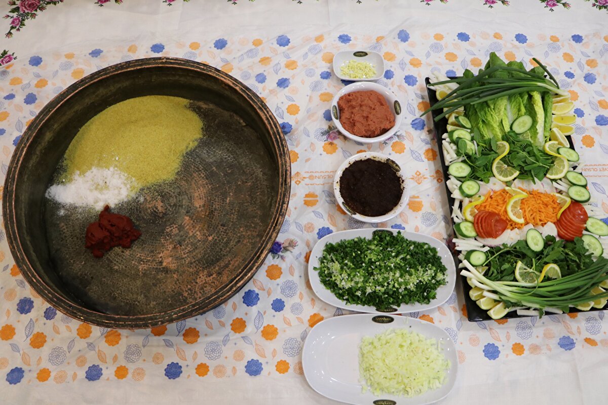 Bulgur, isot, kıyılmış et, salça, soğan, maydanoz ve çeşitli baharatların yoğurulup karıştırılması ile hazırlanan, pişirilmeden tüketilen yöresel bir ürün olan çiğ köfte, pek çok restoranda ikram edilirken, zincir bayilerin yanı sıra marketlerde de özel olarak açılan reyonlarda satışa sunuluyor. 