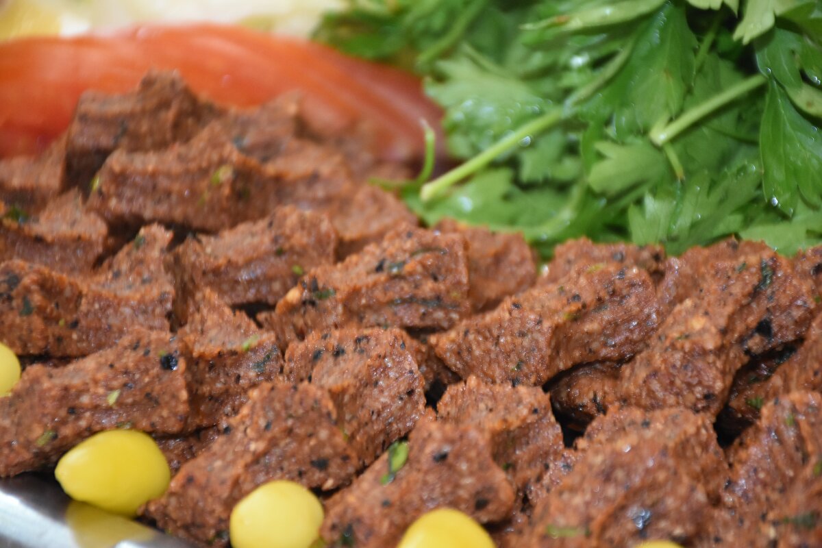 Ayrıca Prof. Dr. Işıl Var ile öğrenciler laboratuvar koşullarında tüm malzemeleri steril hale getirerek çiğ köfte yaptı. 