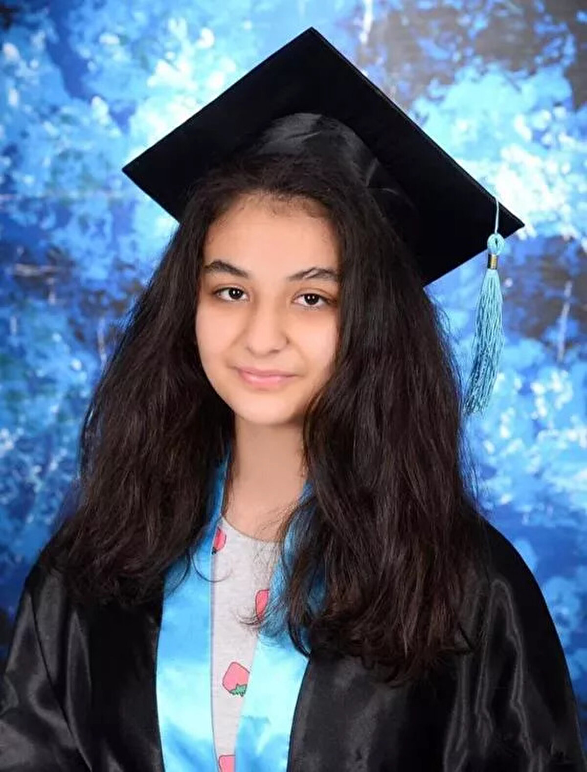 ANNE ÖĞRETMEN KIZI ÖĞRENCİYDİ ÖLÜM ONLARI ARA TATİLDE TAKSİM'DE BULDU<br><br>Taksim’de yaşanan patlamada hayatını kaybeden Yağmur Uçar’ın fotoğrafı ortaya çıktı. Uçar'ın babasının da Diriliş Ertuğrul dizisinde rol aldığı öğrenildi.<br><br>