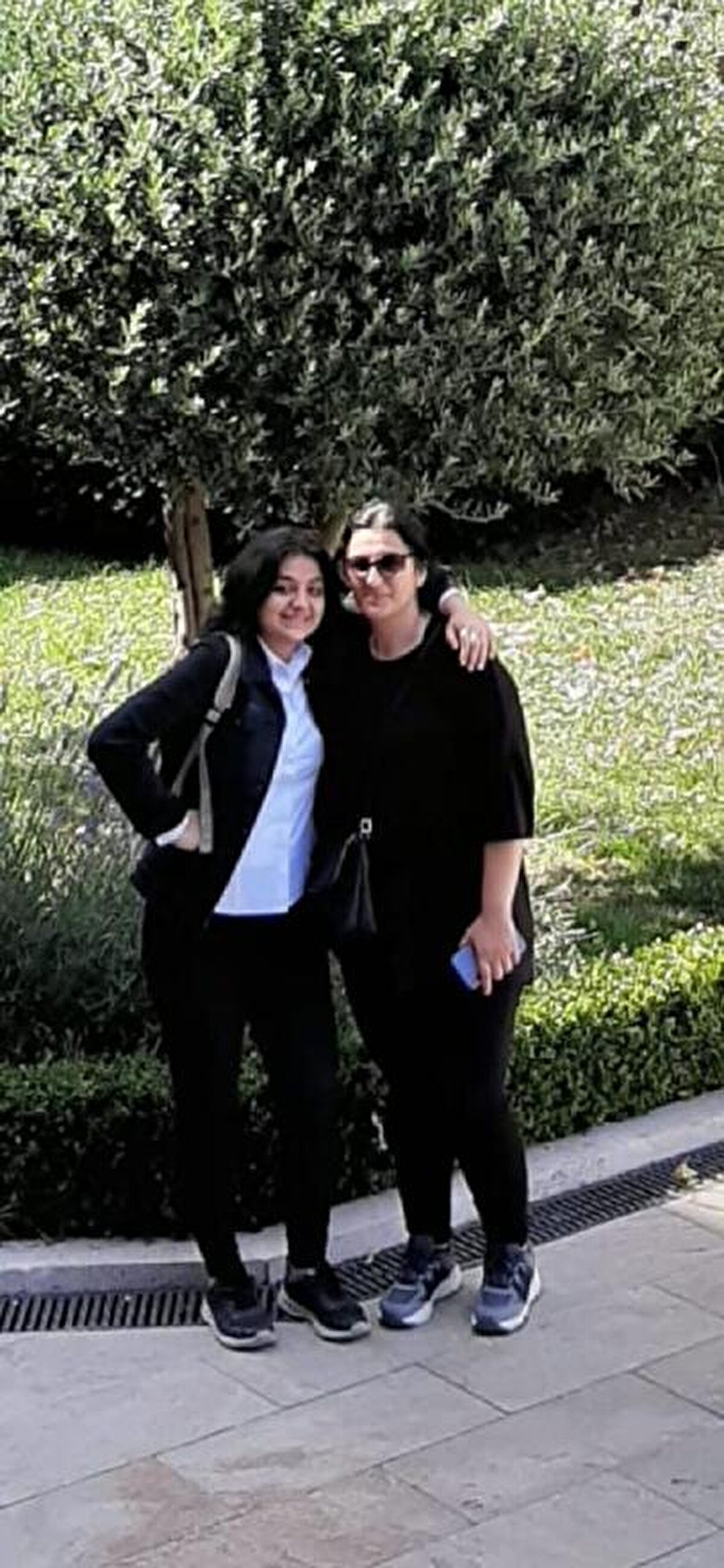 Arzu Özsoy (41) ve kızı Yağmur Uçar (15) için evlerinin önünde taziyeler kabul edildi. Öğretmen Arzu Özsoy'un, lise ikinci sınıf öğrencisi kızı Yağmur ile sık sık müzeleri gezdikleri öğrenildi. Anne kızın, hafta sonu tatilinde dün Taksim'e gittikleri öğrenildi. Anne kız bombalı saldırıda hayatını kaybetti. Yağmur Uçar'ın dedesi Mehmet Özsoy kızı ve torunu için evinin önünde başsağlığı dileklerini kabul etti.<br><br>