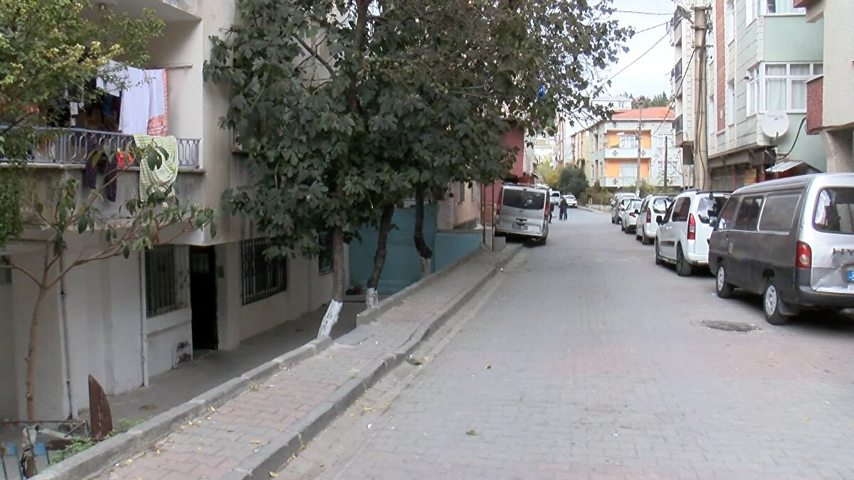 Mahalle sakinlerinden Zeki Erbek, "Gece saatlerinde burada bir kadını aldılar. Taksim'deki patlama olayında dolayı buraya baskın yaptılar. Mahallemizde böyle bir şey nasıl yaşandı inanın biz de şaşkınız" dedi. 