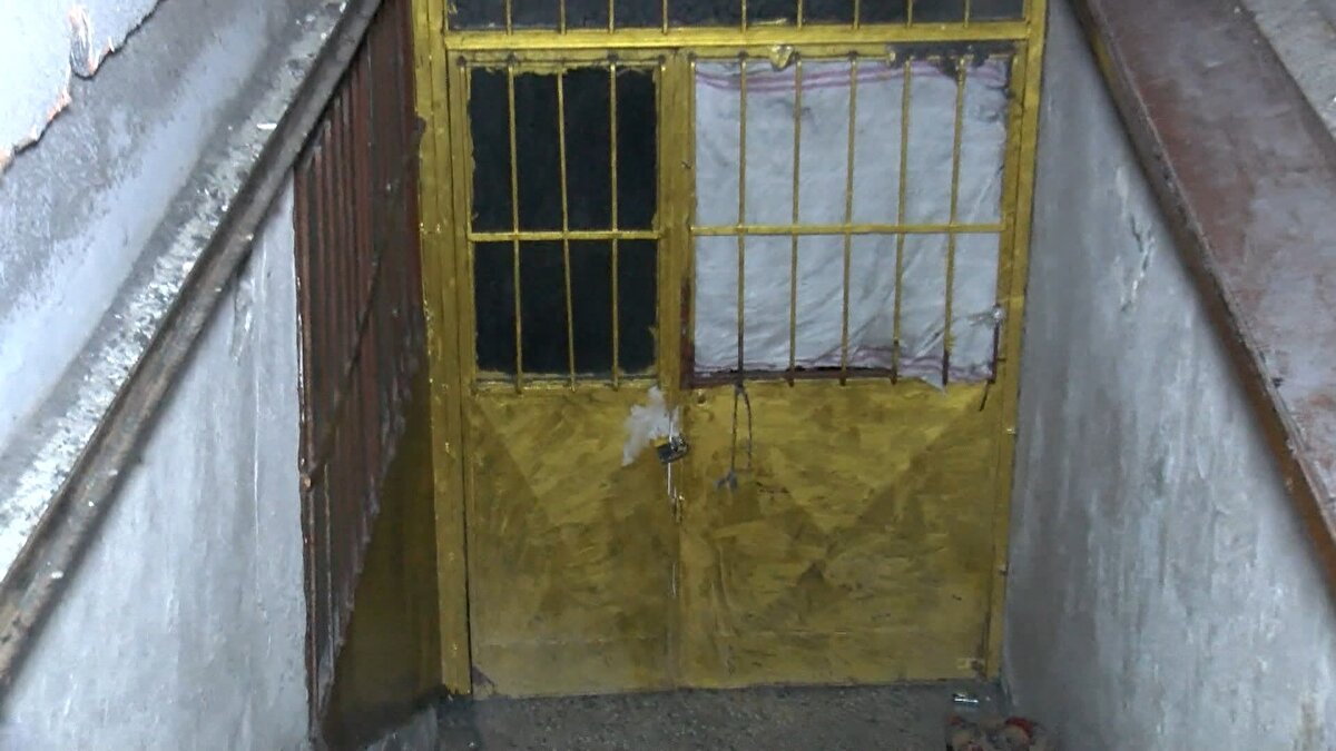 İstiklal Caddesi'ne patlayıcı bırakan Suriye uyruklu terörist Ahlam Albashır'ın, çalıştığı işyerinin bulunduğu mahalle sakinleri konuştu. Mahalle esnafı Nazik Demir, " Şahsen tanımıyorum, arada buradan geçerken görüyordum. Cadde üzerinde görüyordum, hatta dünde 13.00-13.30 sıralarında gördüm. Dükkanın önünden ufak bir çocukla geçti" dedi <br>