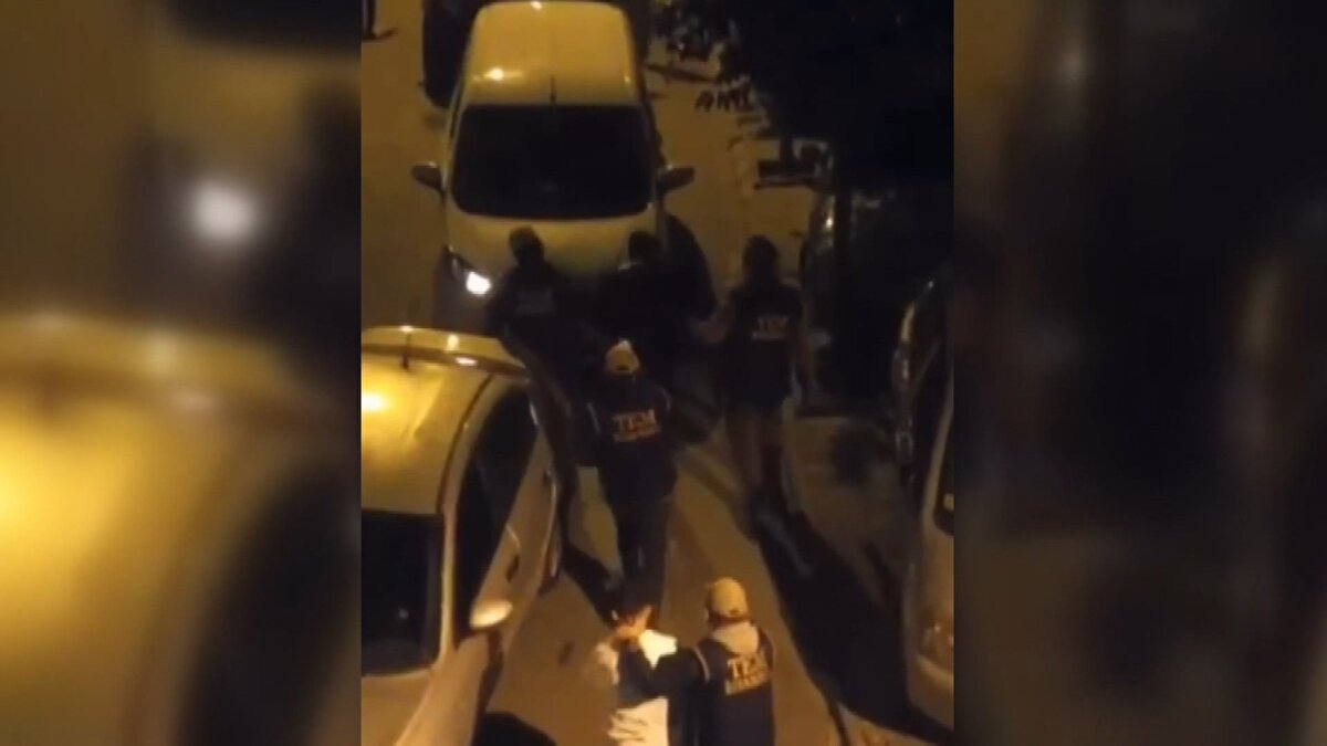 Konfeksiyon atölyesi olarak kullanılan iş yerine gece geç saatlerde operasyon düzenlendi. Suriye uyruklu Ahlam Albashır'ın Küçükçekmece'de bir evde olduğu bilgisine ulaşılmasının ardından yakalandı.<br><br>"25-30 gündür buralarda görmeye başladık"<br><br>Kazımkarabekir Mahalle esnafı Nazik Demir, "Şahsen tanımıyorum, arada buradan geçerken görüyordum. Cadde üzerinde görüyordum, hatta dünde 13.00-13.30 sıralarında gördüm. Dükkanın önünden ufak bir çocukla geçti. Hiç dükkanımdan alışveriş yapmadı. Hiç diyaloğum olmadı. 20-25 gündür buralarda görmeye başladık. Daha önce görmüyorduk. Dünde gayet sakindi, yanında ufak bir çocuk vardı. Önünde yürüyordu. Beraber geçtiler" dedi.<br><br>Bir başka mahalle sakini de teröristin zaman zaman markete gelerek alışveriş yaptığını ifade etti. <br><br>