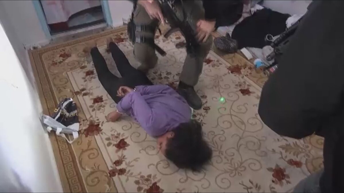 Bölücü terör örgütü PKKKCK'nın Suriye kolu PYDYPG tarafından gerçekleştirilen terör saldırısıyla bağlantılı olduğu iddiasıyla gözaltına alınan 46 şüphelinin sorgusu devam ediyor.<br><br>