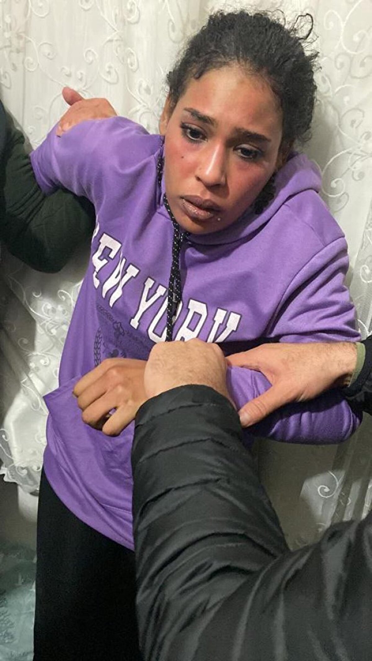 Ahlam Albashır, 4 ay önce de yanında B. isimli bir teröristle birlikte kaçak yollarla Afrin üzerinden Türkiye'ye girdi. Esenler'de yaşayan Suriye uyruklu başka bir teröristin yanına gelen Ahlam Albashır ve B., burada kim oldukları belli olmasın diye karı-koca rolü yapmaya başladı. Çift, kamufle olmak için bir tekstil atölyesinde de işe başladı.<br><br>