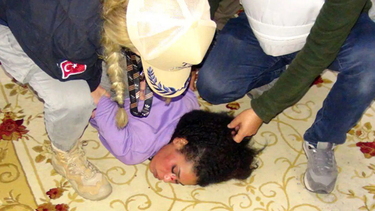 Burada kaldığı evde polis tarafından yakalanan Ahlam Albashır'in emniyetteki sorgusu devam ediyor.<br><br>Öte yandan, Albashır'in kocası rolündeki B. isimli firari teröristin yakalanması için çalışma başlattı. 