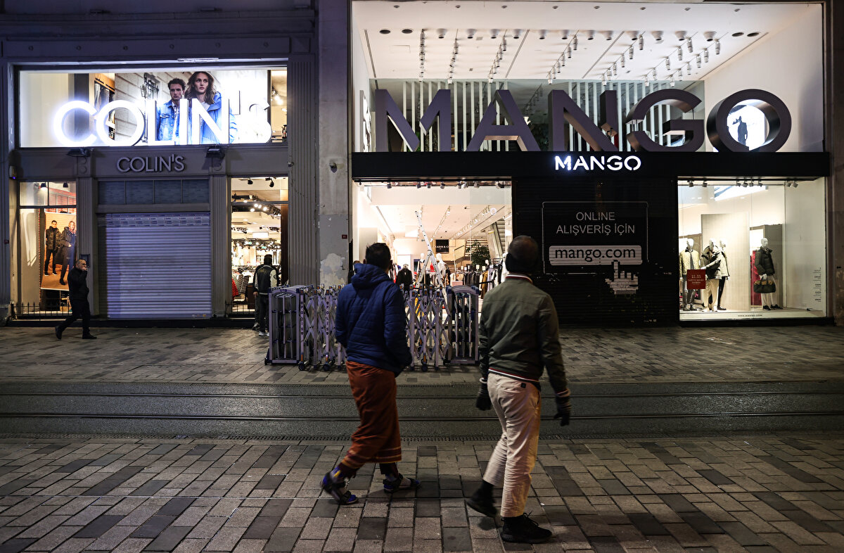 Özel Harekat ve Çevik Kuvvet polislerinin nöbet tuttuğu İstiklal Caddesi'nde bulunan banklar Beyoğlu Belediyesi ekiplerince kaldırıldı.<br><br>