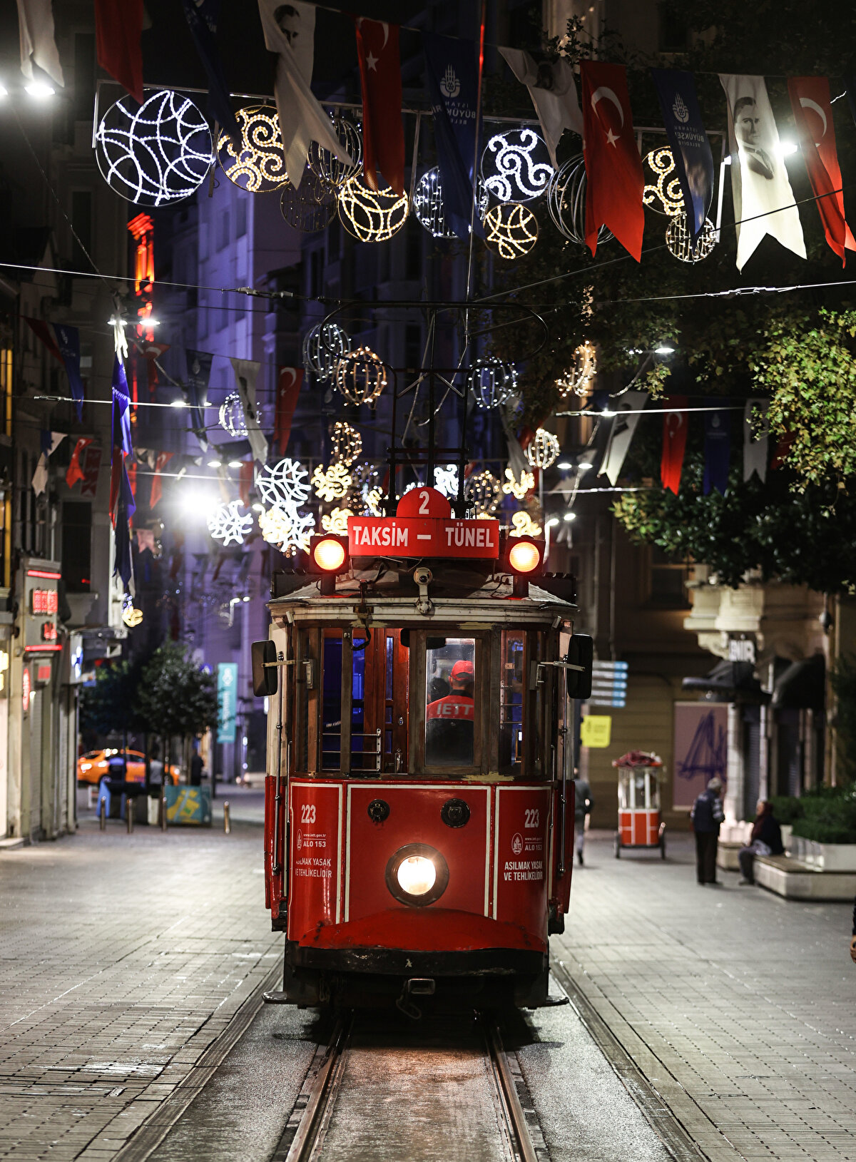 Ne olmuştu? <br><br>İstiklal Caddesi, dün 16.20'de meydana gelen patlamanın ardından emniyet ekiplerinin aldığı güvenlik tedbirleri kapsamında yayaların kullanımına kapatılmıştı.<br><br>