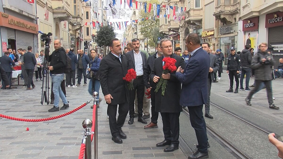 İstiklal Caddesi'nde dün meydana gelen patlamanın ardından Beyoğlu Kaymakamı Mustafa Demirelli ve Beyoğlu Belediye Başkanı Haydar Ali Yıldız bugün saat 09.30 sıralarında terör saldırısının yaşandığı alana geldi. İkili, şehitlerin anısı için caddeye kurulan platforma karanfil bıraktı. Caddeden geçen vatandaşların da alana karanfil bıraktığı görüldü. Karanfil bırakmalarının ardından Beyoğlu Kaymakamı ve Beyoğlu Belediye Başkanı açıklamalarda bulundu.  