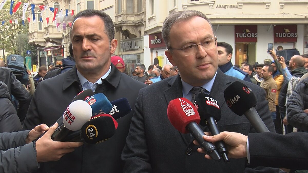 Beyoğlu Belediye Başkanı Haydar Ali Yıldız da "İstiklal hikayemizin ismini taşıyan İstiklal Caddesi'nde dün hain bir bombalı saldırı gerçekleşti. Bu hain saldırıyı lanetliyoruz. İnanıyorum ki birlik beraberlik içerisinde çok daha güçlü bir dayanışmayla hep birlikte yine yaralarımızı saracak bu zor günlerin üstesinden geleceğiz. Güçlenen Türkiye, büyük Türkiye, inanıyorum ki Türkiye Yüzyılı'nı konuştuğumuz bu günlerde istikrara, birliğimize, beraberliğimize, yapılan bir saldırıdır. Kaybedilen canlar var. Tüm şehitlerimize Allah'tan rahmet diliyorum. Yaralılarımız var. Bütün milletimizi Milli Mücadelemizin hikayesinin ismini taşıyan İstiklal Caddesi'ne sahip çıkmaya davet ediyorum. İstiklal Caddesi daha canlı olacak. Daha huzurlu, daha güvenli olacak ama hep birlikte buna sahip çıkacağız. Bugün itibariyle esnafımızı ziyaret edeceğim. İlerleyen günlerde yine esnafımızla beraber, sanatçılarımızla beraber İstiklal Caddesi'nde olacağız. Kimsenin bizi bu anlarda diz çöktüremeyeceğini bütün dünyaya buradan bir kez daha haykıracağız. İnanıyorum ki, İstanbullu İstiklal Caddesine sahip çıkacak. İstiklal Caddesi, istiklalimize yapılan bir saldırıdır bu. Güçlü devletimiz 12 saat gibi bir zaman dilimi içerisinde faili yakalamış ve emniyet güçlerinde şu anda gözaltında. Arkasında kim varsa gerekli olan da gerçekleştirilecek, yapılacaktır. İnanıyorum ki daha güçlenerek yolumuza devam edeceğiz" dedi