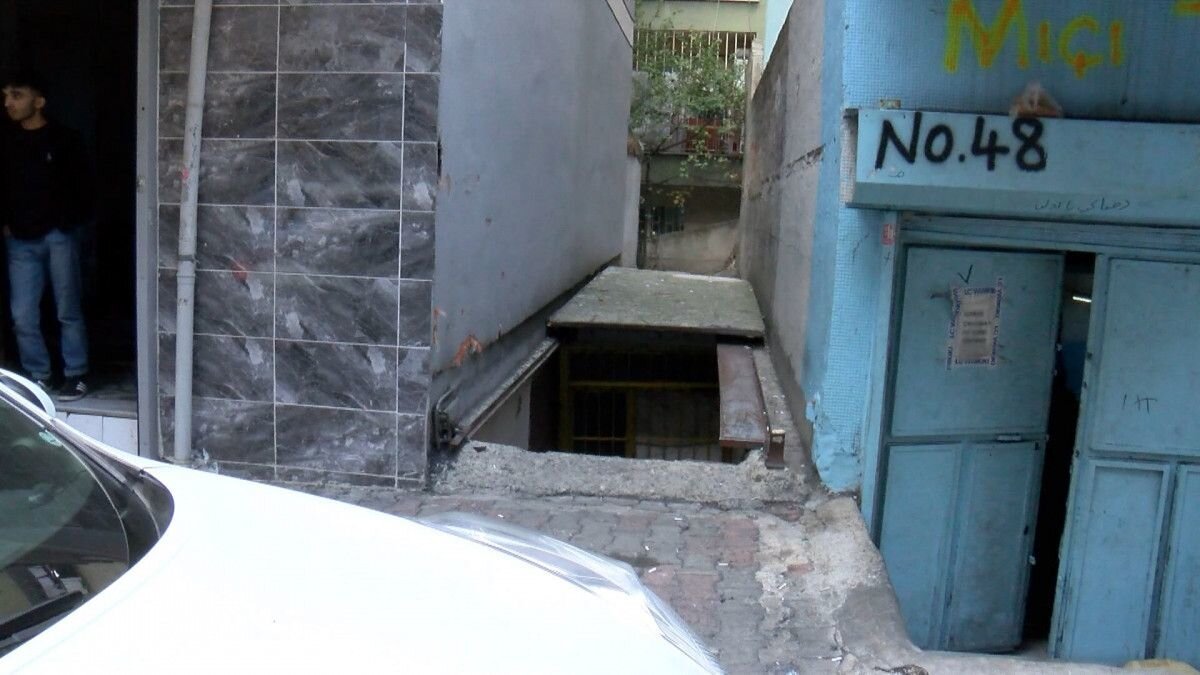 "SIRT ÇANYASI YOKTU POŞET VARDI"<br>Bir diğer mahalle sakini Barış Özen, "Gece saat 22.00 gibi buraya giriyordu. Kapıyı çalmıştı. Ben de kendi kendime gecenin bu saatinde bodrumda ne işi var diye düşündüm ve şüphelendim. Bu kötü olayı yaşadıktan sonra internetten fotoğrafa baktım. Kadını kıyafetlerinden tanıdım. Tüylerim diken diken oldu. Böyle bir olayın burada yaşanması üzücü değil korkutucu aslında. Eskiden böyle şeyler olmazdı burada herkes birbirini tanıyordu. Cumartesi günü gördüm çok iyi hatırlıyorum aynı kıyafetler vardı üzerinde. Karı koca olarak burada çalışıyorlarmış herhalde. Sırt çantası yoktu poşet vardı elinde" dedi.