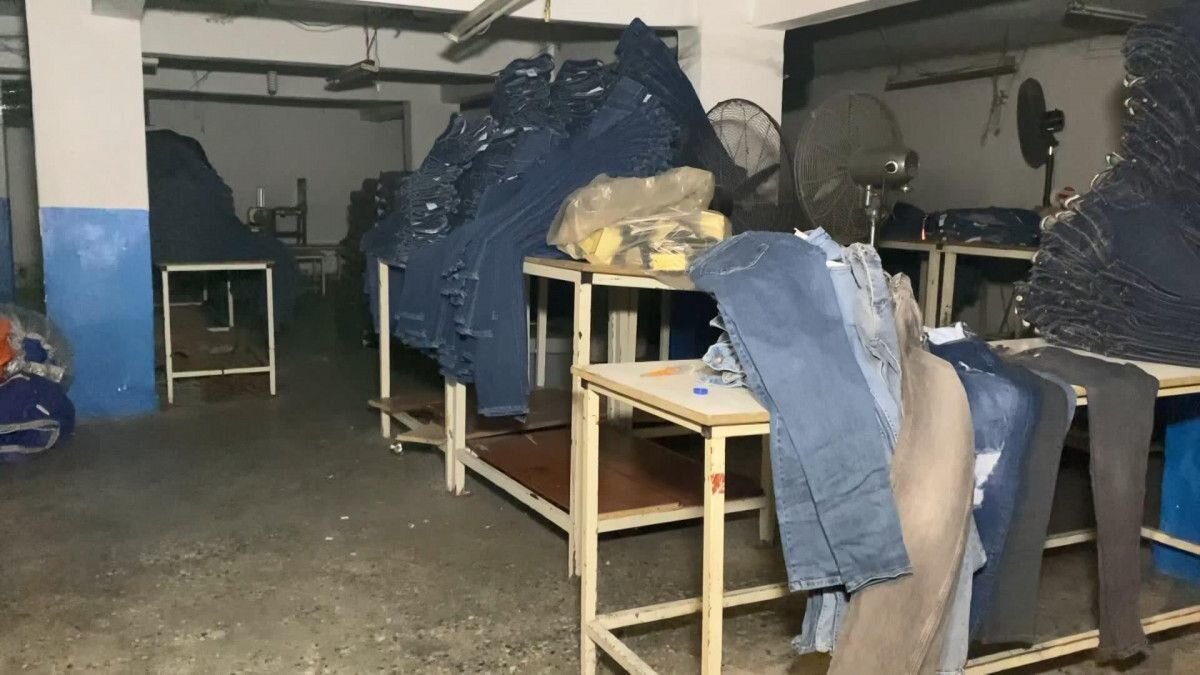 Mahalle sakinlerinden Mesut Karadağ, "Kadın sürekli makyajlı ve bakımlıydı. Dar siyah pantolon giyiyordu. Hiç kimseyle konuşmaz sürekli telefonla oynardı. Ben işverenle görüşmüştüm ilk geldiği zamanlarda. Bunların karı koca olduğunu ve kalacak yerleri olmadığı için burada kaldıklarını söyledi. 4 aya yakın burada kaldılar. Diğer adamı görmedim. İçeri girip çıkıyordum ama kocası kim diye sormadım sadece kadın dikkatimi çekmişti. İçeride de masanın altında yatıyorlarmış sanırım. Son 1 hafta içerisinde de telefonla iletişimi artmıştı" dedi.