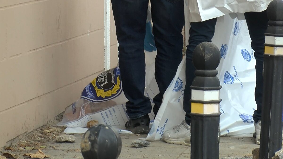 Olay yerine gelen ekipler, sokağın giriş ve çıkışına şerit çekerek kazı alanında inceleme yaptı. Ekipler de insan kemiklerine rastladı. 