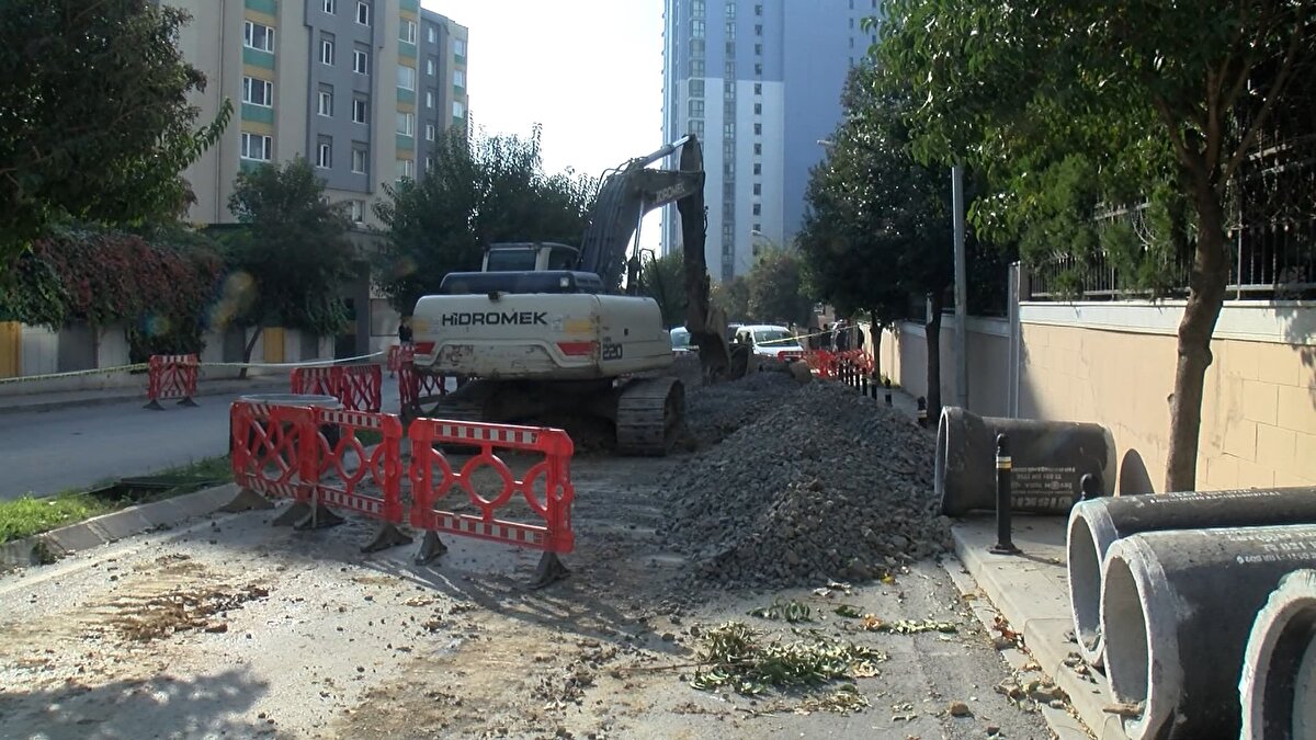 "MUHTEMELEN ESKİ KEMİKLER" <br>Görgü tanığı Musa Beyazıt, "İSKİ ekipleri kazı çalışmaları sırasında insan kemikleri buldu. Bizde polise haber verdik. Ekipler gelip inceleme yaptı. Kemikler Adli Tıp'a gidecek büyük ihtimalle. Muhtemelen eski kemikler. Buranın yapılışı baya eski. Yeni olmadıkları belli. Yol trafiğe kapatıldı" dedi.