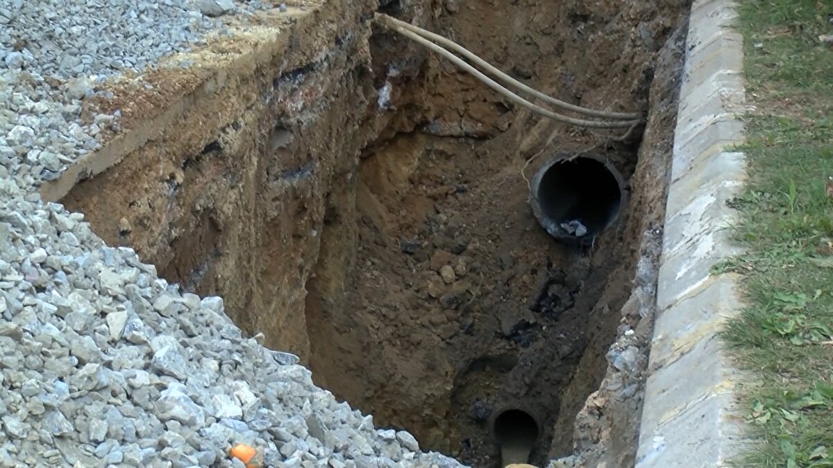 Pendik, Kaynarca Mahallesi, Eser Sokak'ta saat 11.00 sıralarında İSKİ ekipleri kepçeyle yolda kanal açma çalışması yaparken, insan kemikleri gören işçiler durumu polis ekiplerine bildirdi. 