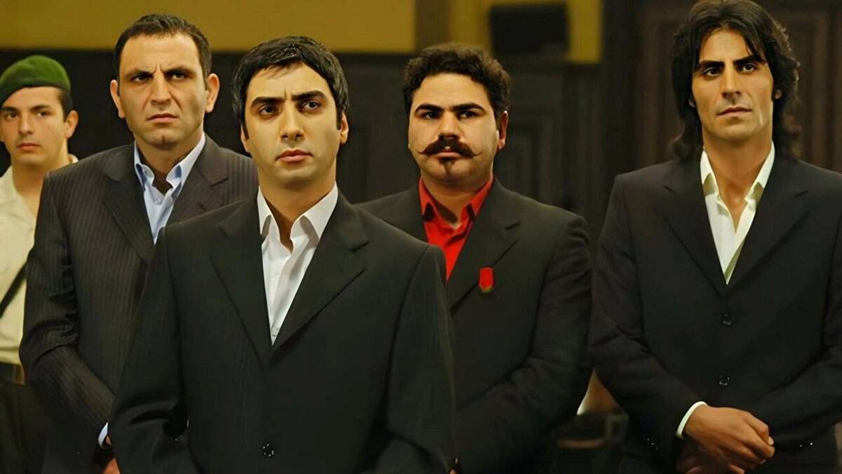 KURTLAR VADİSİ NE ZAMAN BAŞLIYOR?<br>Yeni yılla birlikte Kurtlar Vadisi için çalışmalara başlayacaklarını açıklayan Şaşmaz, "Şu anda hazırlık içerisindeyim. Sanırım Ocak ayını görürüz başlamak için" dedi. 