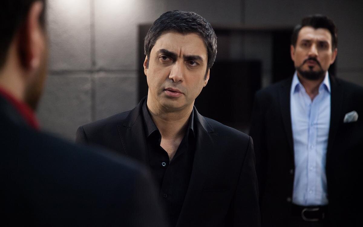 KURTLAR VADİSİ DİZİSİ KONUSU NEDİR?<br><br>Yurt dışında KGT adına birçok başarılı operasyonda bulunan Ali Candan; en son Kosova'da iken emrinde olduğu Aslan Akbey tarafından yurda çağrılmış ve kendisine en kritik görev olan Kurtlar Vadisi Operasyonu görevi verilmiştir. 