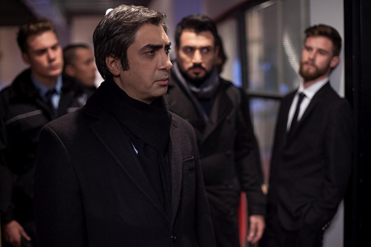 Bu görev hiç kolay değildir ve Kurtlar Konseyi çok güçlüdür. Öyle ki konsey, Türkiye'nin yıllık milli gelirinin yarısı kadar bir paraya hükmetmektedir.