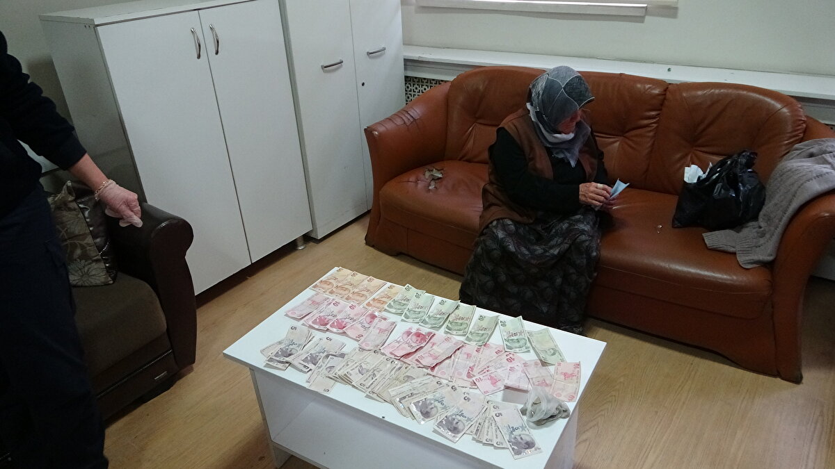 Görevli personele kendi rızası ile topladığı parayı teslim eden Döndü T'nin üzerinden 913 lira 90 kuruş çıktı. Zabıta ekipleri, paraya el koydu.