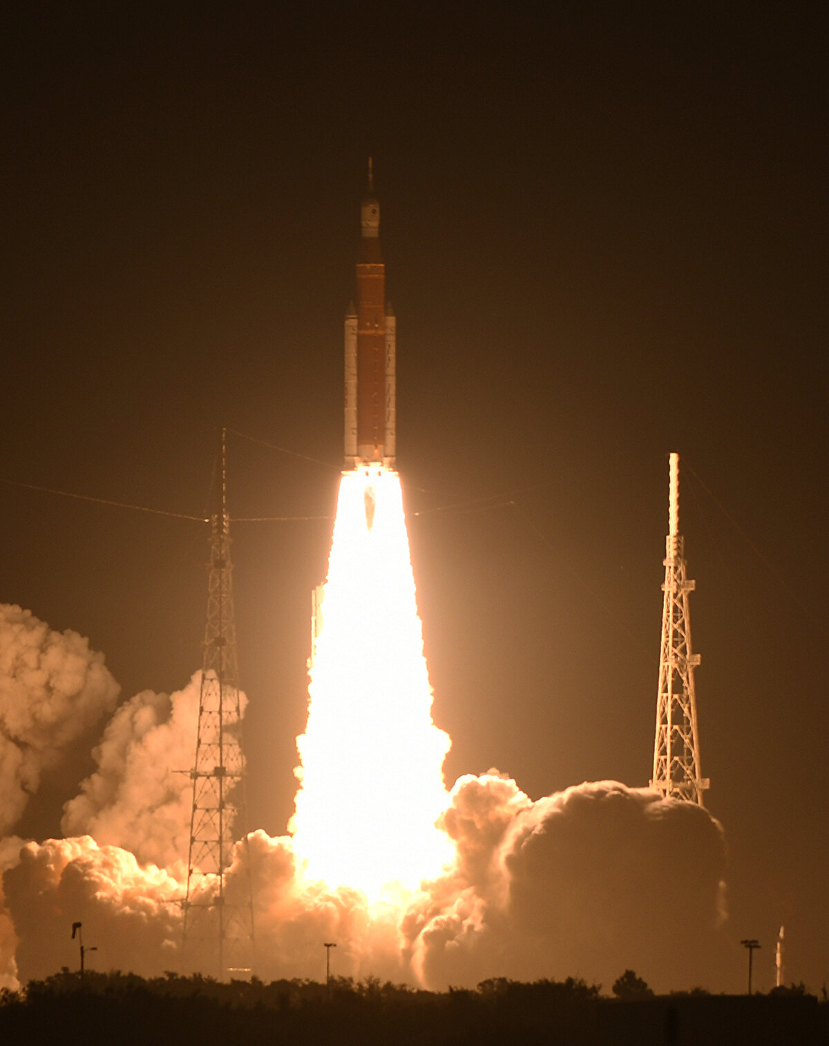 NASA'nın, Yunan Ay tanrıçası "Artemis"in adı verilen keşif görevi kapsamında en büyük roketinin Florida'nın Cape Canaveral bölgesinde bulunan Kennedy Uzay Üssü'nden fırlatıldığı belirtildi.