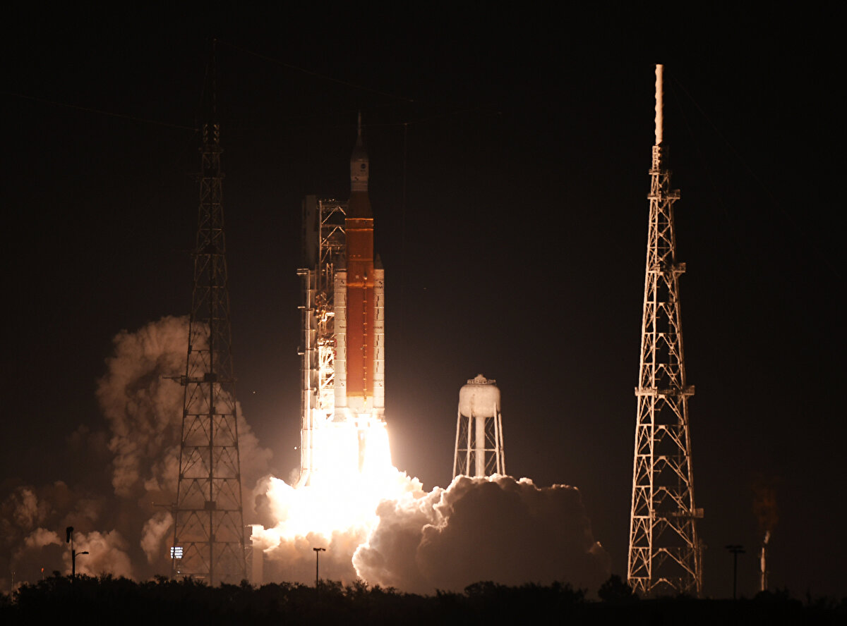 Söz konusu uçuş, daha önce de iki kez yakıt deposundaki sızıntı nedeniyle iptal edilmişti.<br><br>NASA'nın Derin Uzay Keşif Sistemleri'nin ilk entegre uçuş testini gerçekleştirecek "Artemis I" uçuşunun başarılı olması durumunda, NASA astronotları 2024'te Ay'ın etrafında uçabilir hale gelecek ve 2025'te Ay'a iniş yapabilecek.
