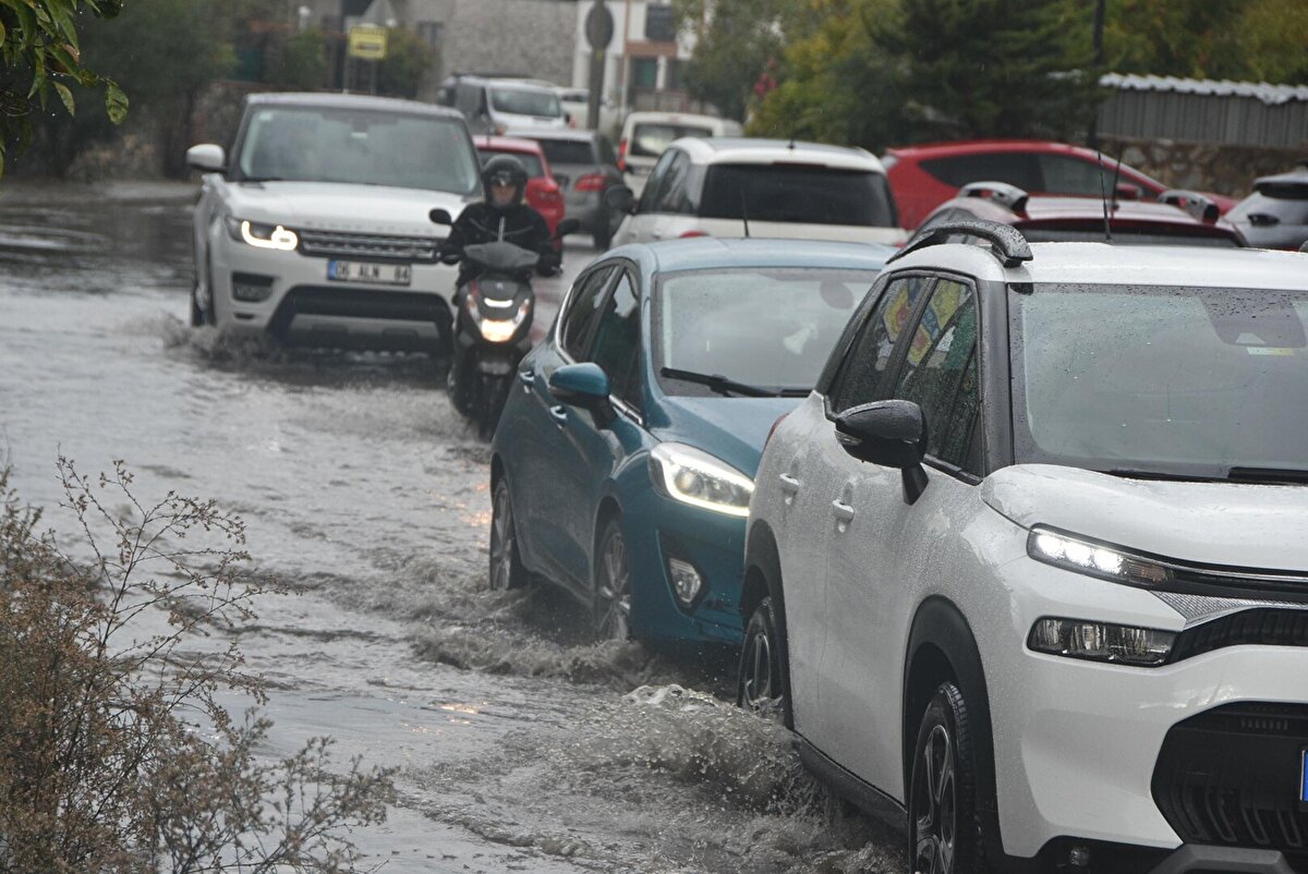 Bodrum'da sabah saatlerinden itibaren etkisini gösteren yağışta sürücüler, zor anlar yaşadı.