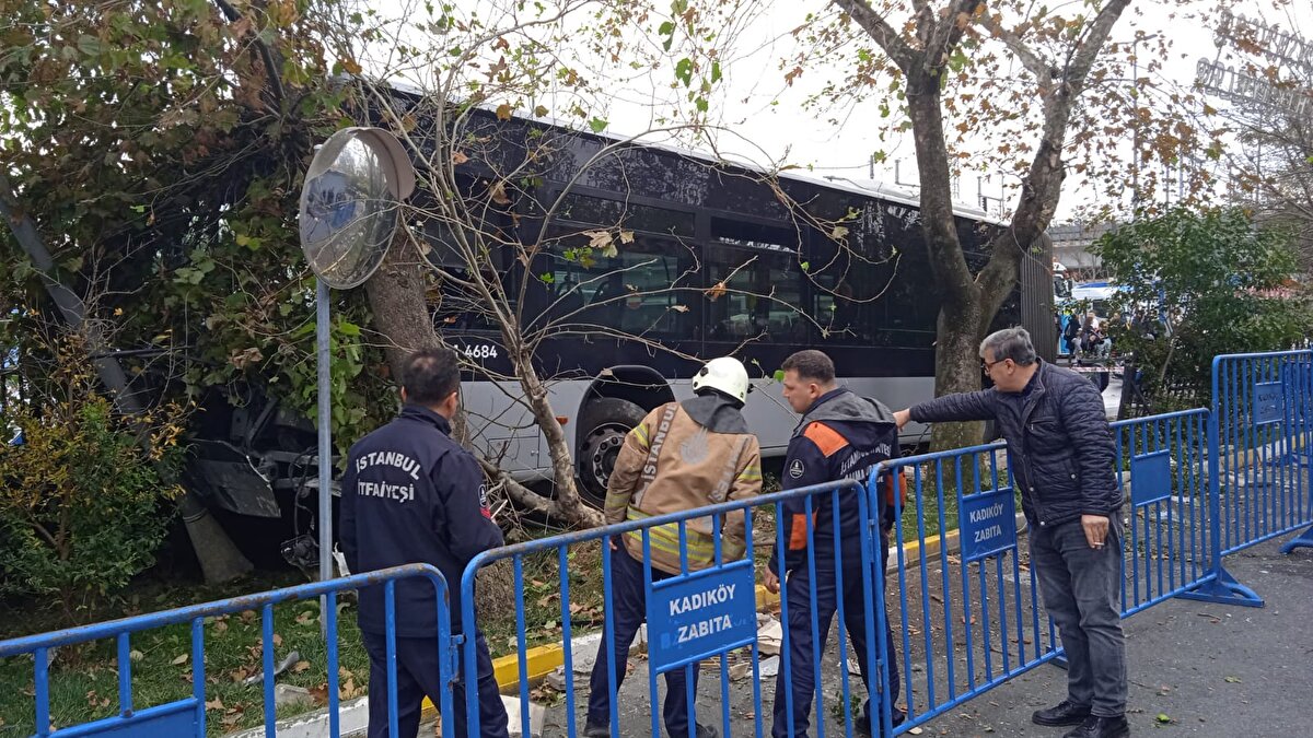İstanbul Kadıköy'de metrobüs kazası meydana geldi.<br><br>