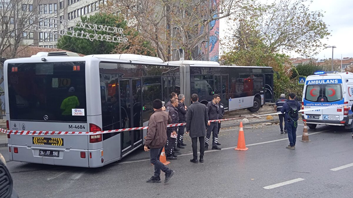 Söğütçeşme durağından çıkan bir metrobüs önce duvara çarptıktan sonra kaldırıma çıktı.<br><br>